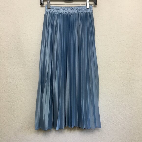 Beautiful Silky Pleated Midi Skirt Elastic Band Waist Fits Small - Picture 1 of 10